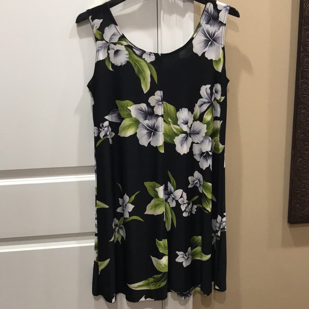 Women’s Dress - Picture 5 of 9